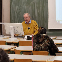 Joachim Reis am Pult während einer Vorlesung