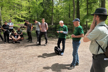 Berthold Ansel erläutert den Rottenburger Studierenden die Aktivitäten der Freunde des Waldes im Heilbronner Stadtwald. Rechts im Bild: Immanuel Schmutz, der Leiter des städtischen Forstbetriebes.