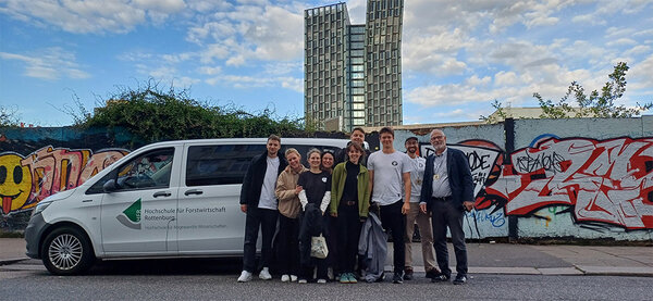 Die Exkursionsgruppe am Mittwochabend vor ihrer Unterkunft in Hamburg-Altona