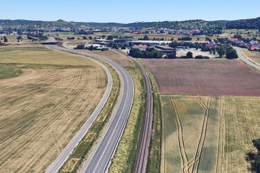 Blick von oben auf die heutige Situation am Standort der geplanten Grünbrücke zwischen Klichberg und Weilheim