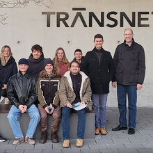 Gruppenfoto vor dem Gebäude von Transnet BW mit den Teilnehmern der Lehrfahrt