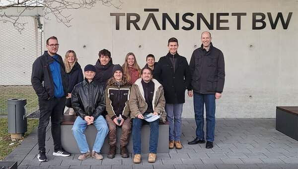 Gruppenfoto vor dem Gebäude von Transnet BW mit den Teilnehmern der Lehrfahrt