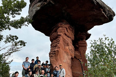 Gruppenfoto an einem roten Felsen