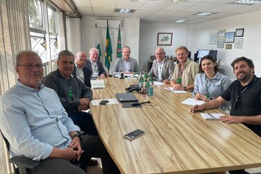 Besprechung u.a. mit dem Staatssekretär Aldo Nelson Bona (Mitte) und dem Prädidenten der Fundação Araucária Ramiro Wahrhaftig (4. v. l.) in Curitiba