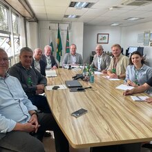 Besprechung u.a. mit dem Staatssekretär Aldo Nelson Bona (Mitte) und dem Prädidenten der Fundação Araucária Ramiro Wahrhaftig (4. v. l.) in Curitiba