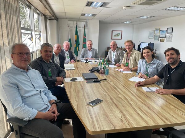 Besprechung u.a. mit dem Staatssekretär Aldo Nelson Bona (Mitte) und dem Prädidenten der Fundação Araucária Ramiro Wahrhaftig (4. v. l.) in Curitiba