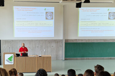 Schülerinnen und Schüler lauschen Prof. Poetsch bei den Erläuterungen im großen Hörsaal