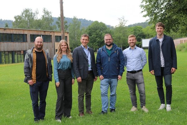 Gruppenfoto vor dem Hochschulgebäude