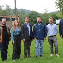 Gruppenfoto vor dem Hochschulgebäude