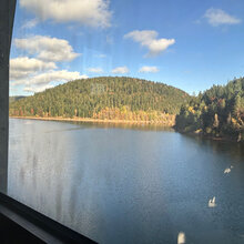 Blick aus dem Entnahmeturm auf Stausee und umliegende Wälder