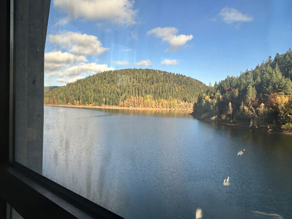 Blick aus dem Entnahmeturm auf Stausee und umliegende Wälder