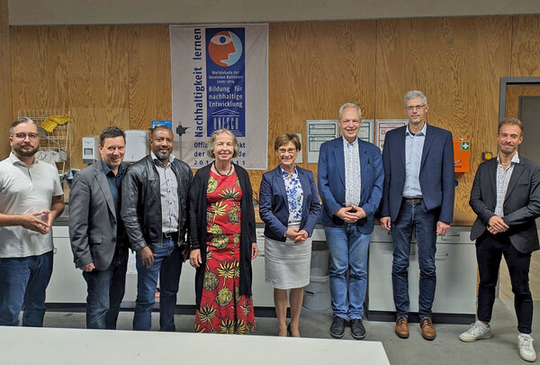 Gruppenfoto: Staatssekretärin Kurtz (MLR) und Projektpartner von WeltPartner zu Besuch an der HFR. V.l.n.r. Marcel Martetschläger (WeltPartner eG), Thomas Hoyer (WeltPartner eG), Ernest Ndumuraro (COCOCA Burundi), Prof. Dr. Heidi Elisabeth Megerle (HFR), Staatssekretärin Sabine Kurtz (MLR), Dr. Michael Dutschke (MLR), Prof. Dr. Matthias Scheuber (HFR), Jannis Bahnmüller (HFR)