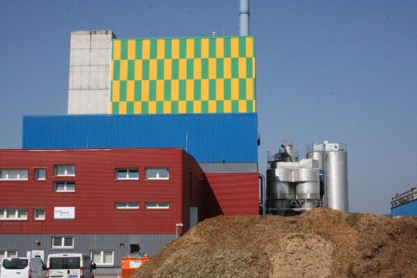 Holzhackschnitzel vor einem Kraftwerk