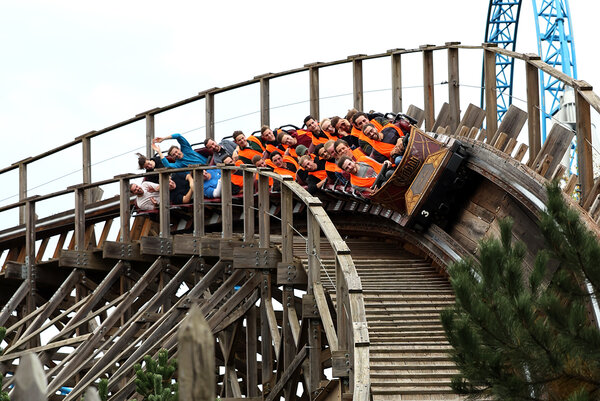 Studierende auf der Holz-Achterbahn