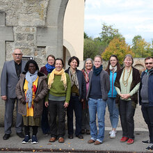 Gruppenfoto mit Helen Hakena vor dem Hochschulgebäude