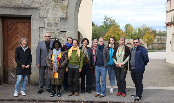 Gruppenfoto mit Helen Hakena vor dem Hochschulgebäude