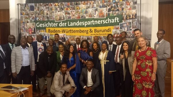 Gruppenfoto: Prof. Dr. Heidi Elisabeth Megerle zusammen mit zahlreichen VertreterInnen der Landespartnerschaft auf der Jubiläumsfeier in Berlin