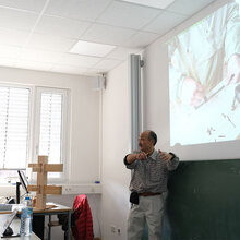 Der japanische Zimmermeister Yuji Kanesada bei seinem Vortrag in einem Hörsaal der Hochschule Rottenburg