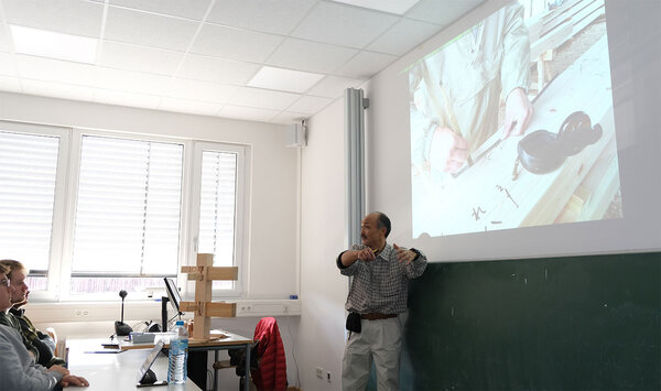 Der japanische Zimmermeister Yuji Kanesada bei seinem Vortrag in einem Hörsaal der Hochschule Rottenburg