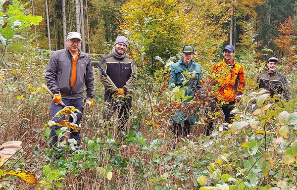 Gruppenfoto mit den Teilnehmern im Wald