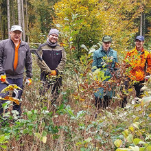 Gruppenfoto mit den Teilnehmern im Wald