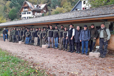 Die Rottenburger Exkursionsgruppe vor der Holländertanne in Schiltach. Rechts im Bild Lorenz Truffner, ehemaliger Leiter des Lehrwaldreviers, Dr. Hans Harter, Ortshistoriker von Schiltach, Prof. Dr. Heidi Megerle und Thomas Kipp, Flößermeister auch Schiltach