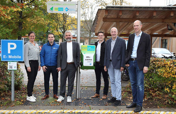 Gruppenfoto mit den Sponsoren und Vertretern der Hochschule