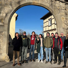 Gruppenfoto mit den Teilnehmern vor dem Torbogen der Hochschule Rottenburg