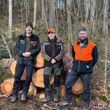 Gruppenfoto im Wald: (v.l.n.r.) Thomas Köhler (Leiter des Forstreviers Börnichen), Mirco Fritsche (HFR-Praktikant) und Tom Helbig (Leiter der Stabstelle Privat- und Körperschaftswald) freuen sich über die interessanten Projektarbeiten von M Fritsche im Staatswald Treppenholz des Forstbezirks Marienberg.