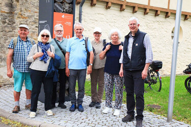 Die Waldfreunde aus Heilbronn vor dem Altbau der Hochschule Rottenburg (v.l.n.r.): Herr Mattes, Ehepaar Schaible, Ehepaar Ansel und Frau Zurkan sowie Professor Dr. Christoph Schurr (HFR)