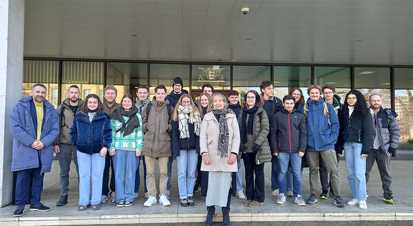 Gruppenfoto mit den Teilnehmenden vor dem Landtag Baden-Württemberg