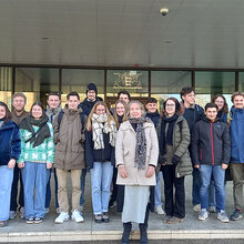 Gruppenfoto mit den Teilnehmenden vor dem Landtag Baden-Württemberg