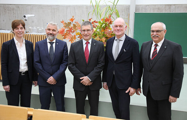 Gruppenfoto: v.l.n.r.: Iris Bienert (Vorsitzende des Hochschulrates der HFR), Kanzler Uwe Heinle, Kanzler a.D. Gerhard Weik, MD Dr. Hans J. Reiter, Rektor Bastian Kaiser