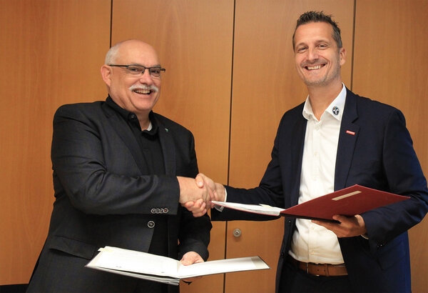 Handschlag zwischen Prof. Dr. Bastian Kaiser, Rektor HFR und Alexis Gula, Präsident ZIV