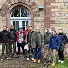 Gruppenfoto vor der SaarForst-Betriebszentrale in Von der Heydt – die Rottenburger Masterstudierenden mit Direktor Thomas Steinmetz und Frau Dr. von Zingler von SaarForst 