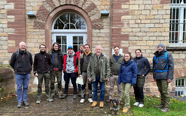 Gruppenfoto vor der SaarForst-Betriebszentrale in Von der Heydt – die Rottenburger Masterstudierenden mit Direktor Thomas Steinmetz und Frau Dr. von Zingler von SaarForst 