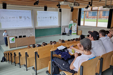 Schülerinnen und Schüler lauschen Prof. Thorwarth bei den Erläuterungen im großen Hörsaal