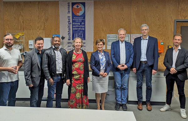 Gruppenfoto:  Staatssekretärin Kurtz (MLR) und Projektpartner von WeltPartner zu Besuch an der HFR. V.l.n.r. Marcel Martetschläger (WeltPartner eG), Thomas Hoyer (WeltPartner eG), Ernest Ndumuraro (COCOCA Burundi), Prof. Dr. Heidi Elisabeth Megerle (HFR), Staatssekretärin Sabine Kurtz (MLR), Dr. Michael Dutschke (MLR), Prof. Dr. Matthias Scheuber (HFR), Jannis Bahnmüller (HFR), Marcel Martetschläger (WeltPartner eG)