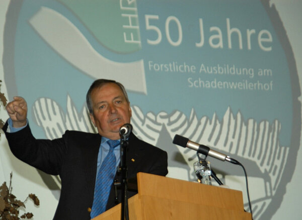 Klaus Töpfer bei einer Reder an der Hochschule Rottenburg