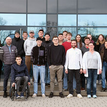 Gruppenfoto vor dem Kienzle-Bau der Hochschule Rottenburg. Von links: Prof. Dr. Bertil Burian, Leony Dörr (Projektmitarbeiterin der Initiative Holz rettet Klima) und Jörn Kimmich, Vizepräsident des Deutschen Holzwirtschaftsrates sowie Studierende der Studiengänge Holzwirtschaft und Nachhaltiges Regionalmanagement.