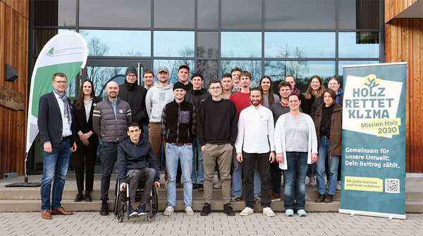 Gruppenfoto vor dem Kienzle-Bau der Hochschule Rottenburg. Von links: Prof. Dr. Bertil Burian, Leony Dörr (Projektmitarbeiterin der Initiative Holz rettet Klima) und Jörn Kimmich, Vizepräsident des Deutschen Holzwirtschaftsrates sowie Studierende der Studiengänge Holzwirtschaft und Nachhaltiges Regionalmanagement.