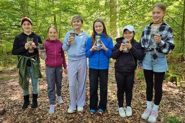 Gruppenfoto mit den Schülerinnen im Wald