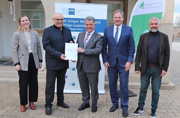 Gruppenfoto vor dem Gebäude der Hochschule Rottenburg: Anne Zühlke, IHK Reutlingen, Hochschulrektor Prof. Bastian Kaiser, IHK-Präsident Christian O. Erbe, IHK-Hauptgeschäftsführer Dr. Wolfgang Epp und Kanzler Uwe Heinle. 