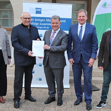 Gruppenfoto vor dem Gebäude der Hochschule Rottenburg: Anne Zühlke, IHK Reutlingen, Hochschulrektor Prof. Bastian Kaiser, IHK-Präsident Christian O. Erbe, IHK-Hauptgeschäftsführer Dr. Wolfgang Epp und Kanzler Uwe Heinle. 