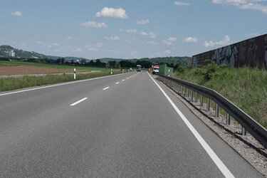 Blick auf die heutige Situation am Standort der geplanten Grünbrücke zwischen Klichberg und Weilheim. Blick nach Osten