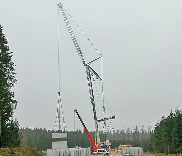 Aufbau des Betonturmes im Wald bei Hoßkirch mit einem Kran